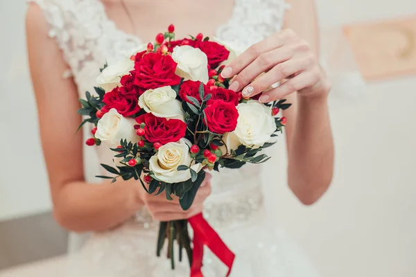 Buquê de casamento vermelho nas mãos da noiva closeup — Fotografia de Stock