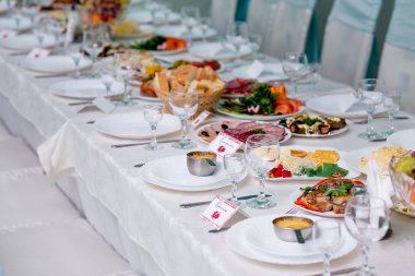 Düğün için hazırlanmış bir masa ya da başka bir akşam yemeği.