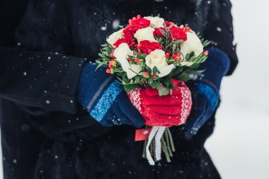 Kışın farklı çiçeklerin renkli gelin güzel buketi