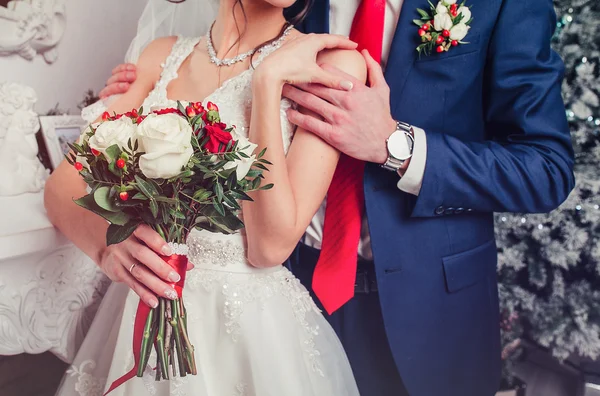 Pareja de boda tomados de la mano y abrazando parte del cuerpo. Deta de boda —  Fotos de Stock