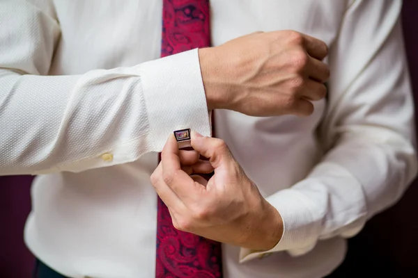 Primeros planos de un hombre con un botón de camisa — Foto de Stock