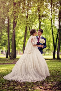 Zarif gelin ve damat bir ön arka plan üzerinde tam büyüme