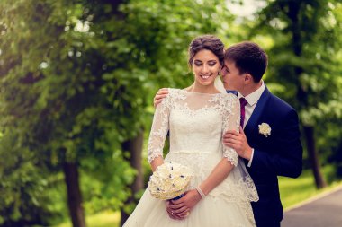 Şık güzel mutlu gelin ve damat açık havada