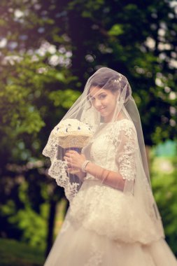 Sinsice gülümseyerek ve altında gizleme şehvetli güzel esmer gelin 