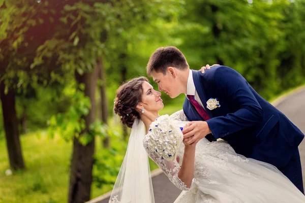 Tanzende Hochzeit frisch verheiratetes Paar im Freien — Stockfoto