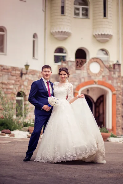 Un couple de contes de fées. mariée et marié sur le fond de — Photo