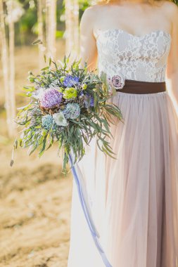 Gelin bir rustik tarzda bir düğün buket çiçek tutan