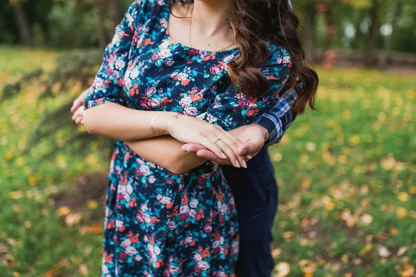 Pareja enamorada cogida de la mano, suavemente . —  Fotos de Stock