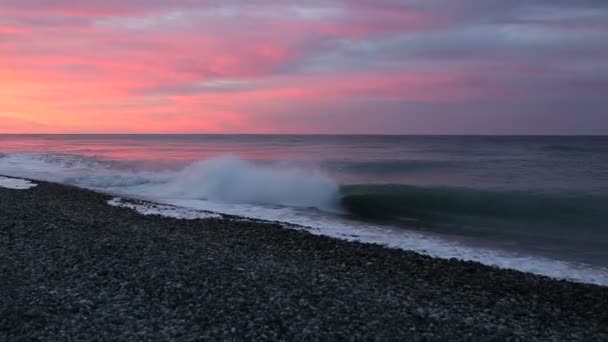 Beau coucher de soleil méditerranéen, vagues bleues et ciel rouge couchant . — Video