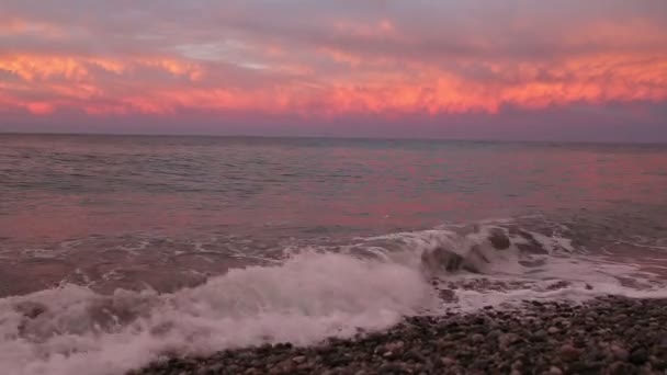 Zachód słońca sceny morza z oświetlenie kolorowe słońce na chmury, fale i piasek na pierwszym planie — Wideo stockowe