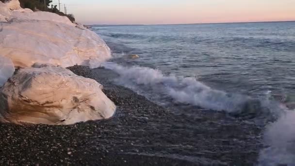 Havet vågor stänker på vita klippor. — Stockvideo