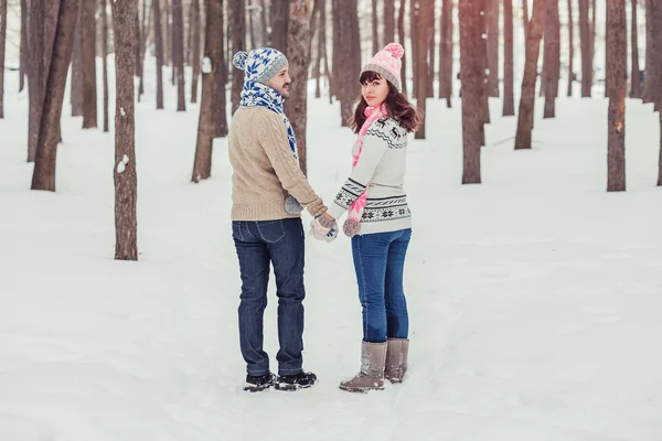 Giovane coppia hipster fare una passeggiata nella foresta invernale — Foto Stock