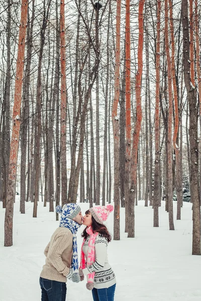 Vacanze, inverno, Natale, amore e concetto di persone - felice cou — Foto Stock
