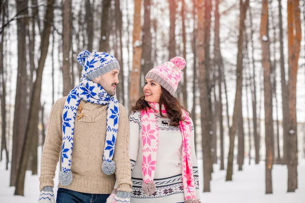 Casal amoroso olhando uns para os outros e abraçando no parque de inverno — Fotografia de Stock