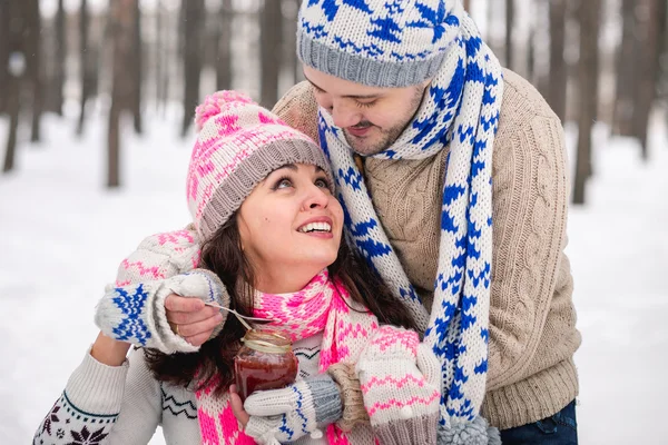 Happy νεαρό ζευγάρι στο χειμερινό πάρκο διασκεδάζοντας. Οικογένεια σε εξωτερικούς χώρους. Lo — Φωτογραφία Αρχείου