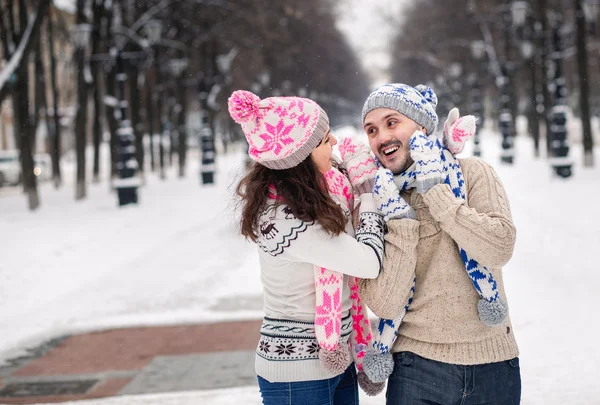 Amantes homem e mulher se divertindo e jogando no inverno Park . — Fotografia de Stock