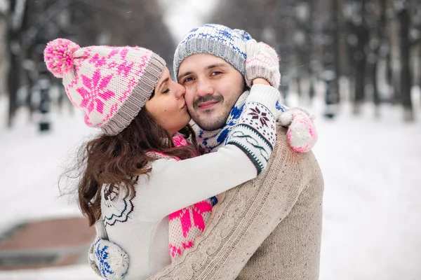 Casal feliz se divertindo durante as férias de inverno — Fotografia de Stock