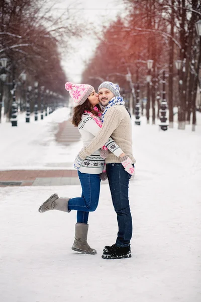 Giovani coppie che si abbracciano e si baciano nel Parco in inverno . — Foto Stock