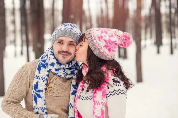 Giovane coppia innamorata godendo di una passeggiata nel parco invernale — Foto Stock