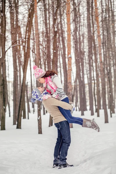 Inverno divertido casal brincalhão juntos durante as férias de inverno vacati — Fotografia de Stock