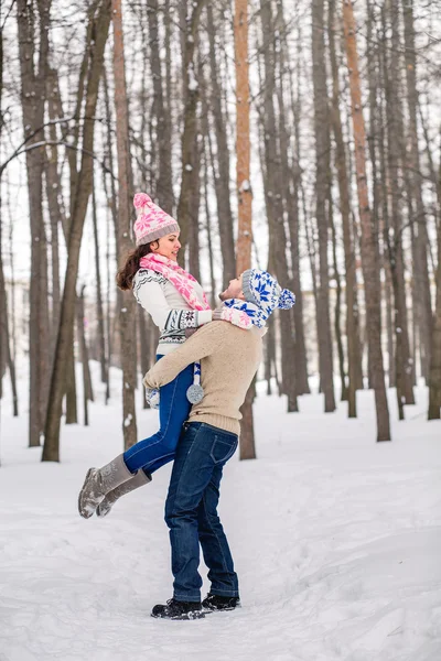 Inverno divertido casal brincalhão juntos durante as férias de inverno vacati — Fotografia de Stock