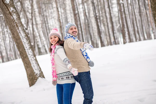 Εραστές άνδρας και γυναίκα, διασκεδάζοντας και παίζοντας στο χειμερινό πάρκο. — Φωτογραφία Αρχείου