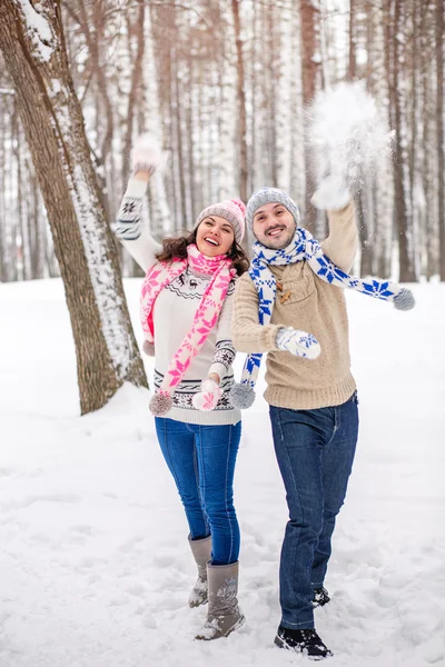 Snöbollskrig. vintern par att ha kul i snö utomhus — Stockfoto