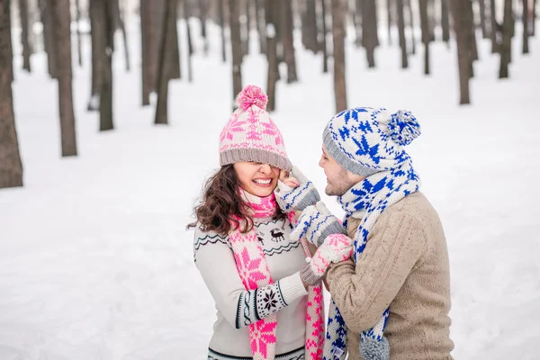 Gli amanti dell'uomo e della donna si divertono e giocano nel parco invernale . — Foto Stock