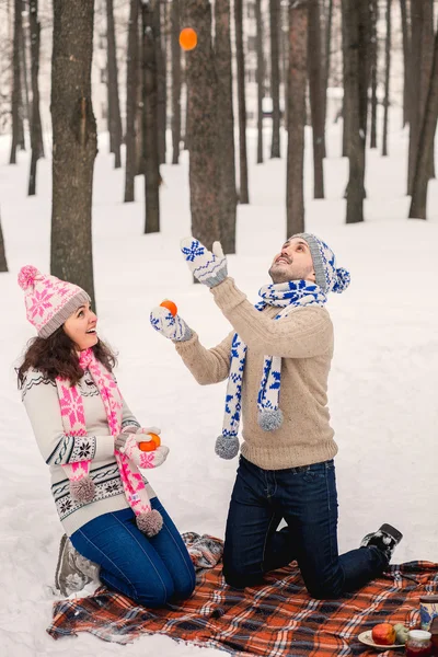 Gli amanti dell'uomo e della donna si divertono e giocano nel parco invernale . — Foto Stock