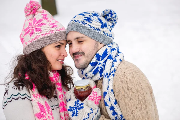 Luminoso quadro di famiglia inverno storia d'amore coppia in un inverno di lana — Foto Stock