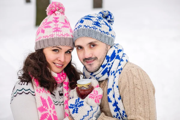 Luminoso quadro di famiglia inverno storia d'amore coppia in un inverno di lana — Foto Stock