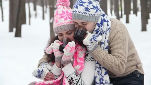 Jeune couple amoureux en vacances d'hiver profiter de la nature et boire du thé chaud — Video