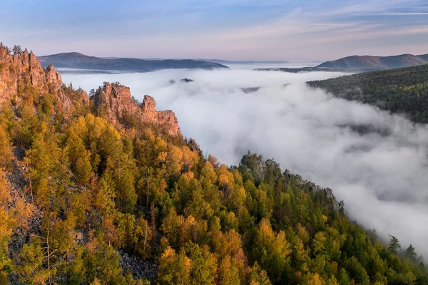 Wspaniały widok na dolinę mglisty z sunrise. Górskich południowego Uralu — Zdjęcie stockowe