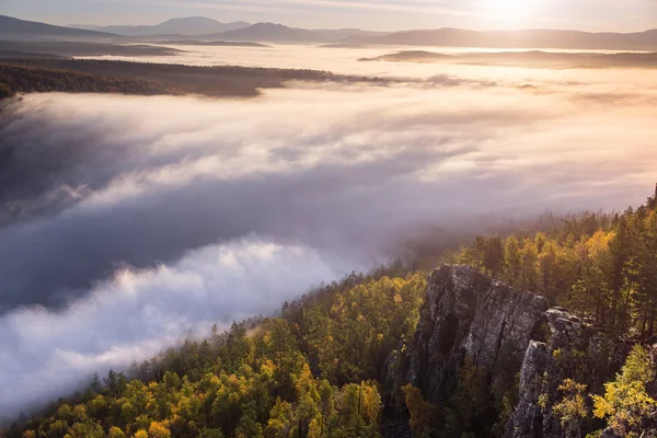 Rock och klippa med skog med dimma i höst berg — Stockfoto