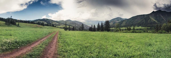 Bergslandskap längs en smuts spår i Altaibergen — Stockfoto