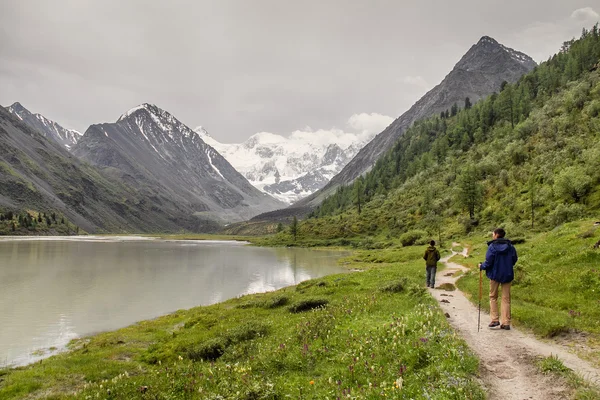 Hermosa montaña lago verano paisaje nublado cielo nevado mounta — Foto de Stock