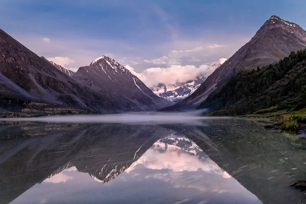 Горное озеро с отражениями, Алтай — стоковое фото