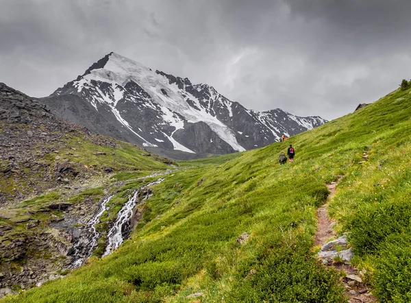높은 강 계곡을 따라 여행 하는 관광객의 그룹은 — 스톡 사진