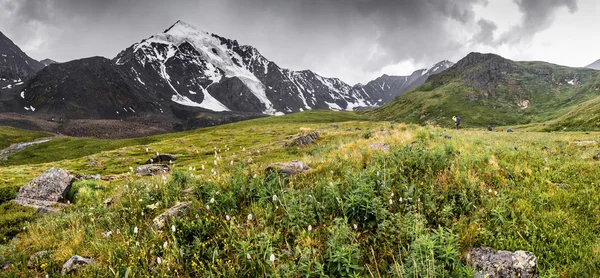 Majestueux sommet de montagne. panorama de vallée suspendue de montagne avec — Photo