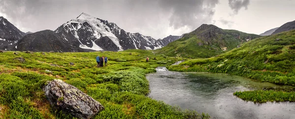 Jóvenes excursionistas trekking en Altai, Rusia. Un grupo de turistas en r — Foto de Stock