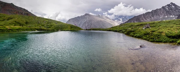 、ロシアのアルタイ山脈内の小さな湖のビュー — ストック写真