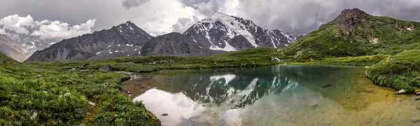 Paisaje de montaña en valle verde con río — Foto de Stock