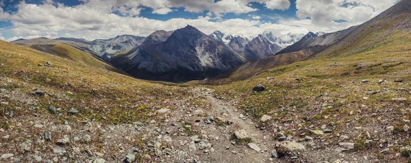 Panorama de montañas de crestas, picos altos y senderos — Foto de Stock