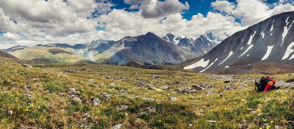 Dağ macera, başta-in belgili tanımlık geçmek Altay mou içinde sırt çantası — Stok fotoğraf