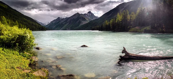 Atardecer junto a un lago en las montañas Altai, Rusia — Foto de Stock