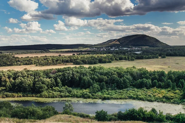 Краєвид озера, ліси і пагорби зверху, Росія — стокове фото