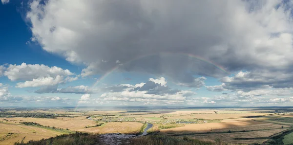 Bellissimo paesaggio panoramico con un arcobaleno nel cielo vista aerea — Foto Stock