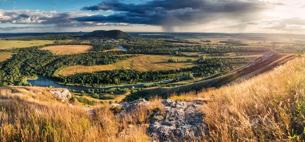 Panoramautsikt över fält, skogar, kullar, byn från toppen av berget. Flygfoto — Stockfoto