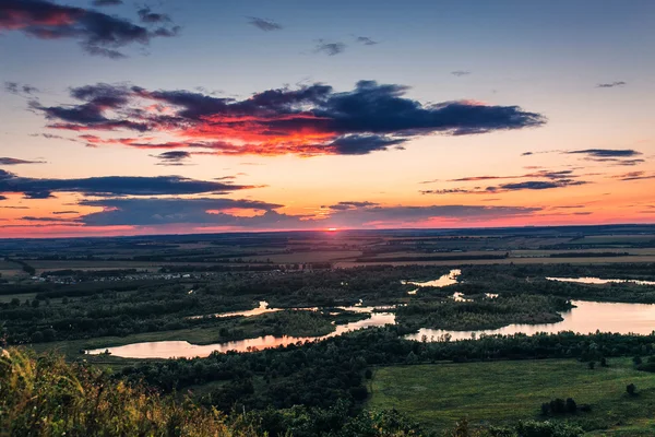 Pôr do sol colorido na montanha bashkortostan Shihan Yuraktau com vista para o lago lucerna e o vale — Fotografia de Stock