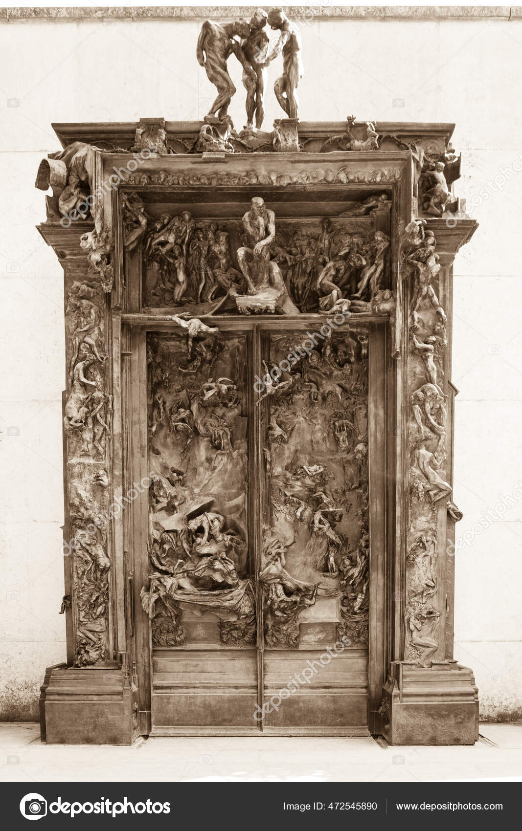2016年9月8日2016年9月8日巴黎罗丹博物馆著名的地狱之门雕塑—— 库存社论照片© nstanev #472545890, image size:1067x1700